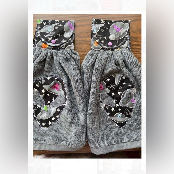 Alien UFO Face Kitchen Hanging Towel Set, Set of 2 Gray Towel - Picture 1 of 3